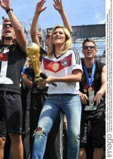 Helene Fischer bei ihrem Auftritt mit dem WM Pokal zum Empfang der Deutschen Nationalmannschaft nach dem Gewinn der Fussball WM auf der Fan Meile am 15.07.2014 in Berlin Die Deutsche Nationalmannschaft beim Empfang in Berlin, 2014 