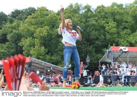15.07.2014, xkvx, Fussball, WM 2014 Nationalmannschaft feiert auf Fanmeile in Berlin, v.l. Helene Fischer