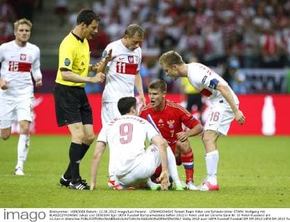LEWANDOWSKI Robert Team Polen und Schiedsrichter STARK Wolfgang mit BLASZCZYKOWSKI Jakub und DENISOV Igor UEFA Fussball Europameisterschaften 2012 in Polen und der Ukraine Spiel Nr.10 Polen-Russland am 12.Juni in Warschau 