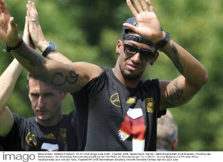 Fussball, DFB, Deutschland, Herren, Weltmeisterschaft 2014 Brasilien, Empfang des Weltmeisters, der Deutschen Nationalmannschaft auf der Fan-Meile am Brandenburger Tor in Berlin: Jerome Boateng und Miroslav Klose verabschieden sich von den Fans.