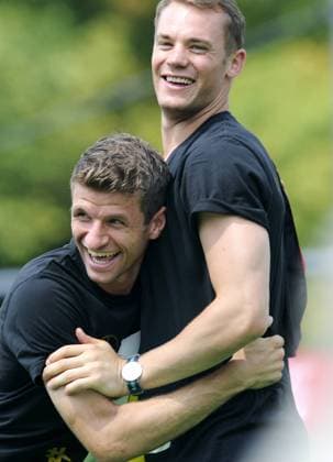 Fussball, DFB, Deutschland, Herren, Weltmeisterschaft 2014 Brasilien, Empfang des Weltmeisters, der Deutschen Nationalmannschaft auf der Fan-Meile am Brandenburger Tor in Berlin: Thomas Müller und Manuel Neuer haben Spass. Jubel, Freude, Aktion.
