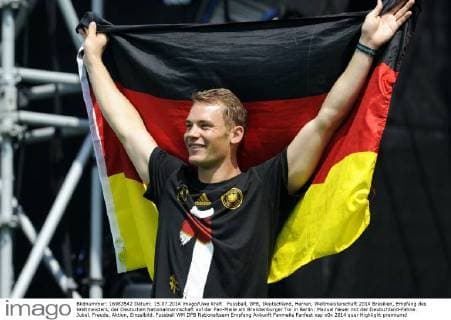 Fussball, DFB, Deutschland, Herren, Weltmeisterschaft 2014 Brasilien, Empfang des Weltmeisters, der Deutschen Nationalmannschaft auf der Fan-Meile am Brandenburger Tor in Berlin: Manuel Neuer mit der Deutschland-Fahne. Jubel, Freude, Aktion, Einzelbild.
