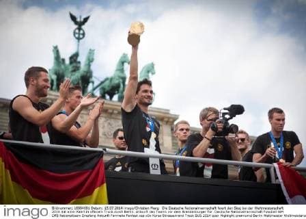 Die Deutsche Nationalmannschaft feiert den Sieg bei der Weltmeisterschaft 2014 mit einer Fahrt in offenem Truck durch Berlin. Ankunft des Teams vor dem Brandenburger Tor. Deutsche Nationalmannschaft