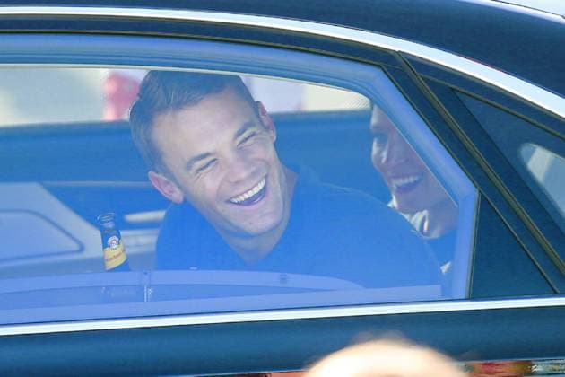 15.07.2014, Fussball WM 2014, München Flughafen, Empfang der Weltmeister nach ihrer Rückkehr in Deutschland, Torwart Manuel Neuer (Deutschland) wird weggefahren, mit Bierflasche in der Hand. 