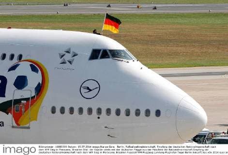 Berlin, Fußballweltmeisterschaft, Empfang der deutschen Nationalmannschaft nach dem WM Sieg in Maracana, Brasilien Bild: der Kapitän winkt mit der deutschen Flagge aus der Maschine der Nationalmannschaft Empfang der deutschen Nationalmannschaft nach dem WM Sieg in Maracana, Brasilien