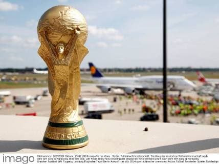 Berlin, Fußballweltmeisterschaft, Empfang der deutschen Nationalmannschaft nach dem WM Sieg in Maracana, Brasilien Bild: Der Pokal eines Fans Empfang der deutschen Nationalmannschaft nach dem WM Sieg in Maracana, Brasilien