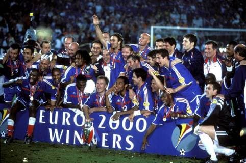 DESCHAMPS Didier Kapitaen Team Frankreich Europameister Team Frankreich im Finale EM 2000 bei der Siegeehrung UEFA Fussball Europameisterschaften in Holland und Belgien FINALE Frankreich - Italien in Rotterdam 2 : 1 nach Verlaengerung am 02. Juli 2000 in Rotterdam 