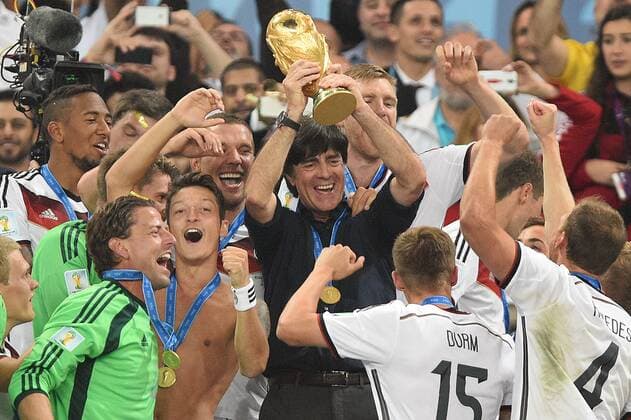 Bundestrainer Joachim LÖW (GER) mit dem Pokal inmitten seiner Spieler v.v.li.: Roman Weidenfeller, Mesut Özil,Team, Mannschaft, Jubel,Freude,Begeisterung,Siegerehrung,Cup,Trophy, Trophäe. Deutschland (GER))-Argentinien (ARG) 1-0 n.V Finale,Final,Spiel 64, am 13.07.2014 in Rio de Janeiro. Fussball Weltmeisterschaft 2014 vom 12.06. - 13.07.2014.