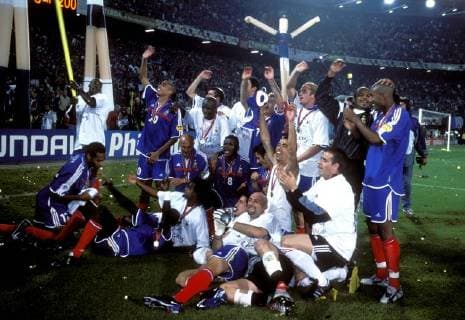 Team Frankreich Europameister Team Frankreich im Finale EM 2000 bei der Siegeehrung UEFA Fussball Europameisterschaften in Holland und Belgien FINALE Frankreich - Italien in Rotterdam 2 : 1 nach Verlaengerung am 02. Juli 2000 in Rotterdam 