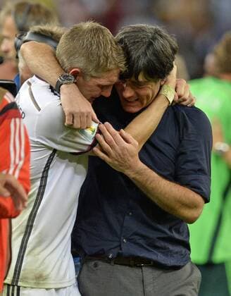 13.07.2014, Fussball WM 2014 in Brasilien, Finale: Deutschland - Argentinien in Rio de Janeiro, Maracana Stadion. Nach Abpfiff kann Bastian Schweinsteiger (Deutschland) sein Glück nicht glauben und umarmt weinend Bundestrainer Joachim Löw (Deutschland). 