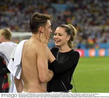 13.07.2014, Fussball WM 2014 Finale: Deutschland - Argentinien in Rio de Janeiro, Maracana Stadion. Nach dem Sieg dürfen die Spielerfrauen auf den Platz zu ihren Männern: Mandy Capristo, Freundin von Mesut Özil (Deutschland) streichelt mit Tränen in den Augen ihren Lebensgefährten. 