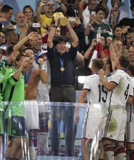 13.07.2014, Fussball WM 2014, Finale: Deutschland - Argentinien in Rio de Janeiro, Maracana Stadion. Siegerehrung des Weltmeisters: Bundestrainer Joachim Löw (Deutschland) präsentiert den Pokal. 