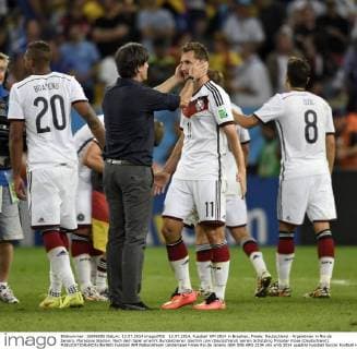 13.07.2014, Fussball WM 2014 in Brasilien, Finale: Deutschland - Argentinien in Rio de Janeiro, Maracana Stadion. Nach dem Spiel umarmt Bundestrainer Joachim Löw (Deutschland) seinen Schützling Miroslav Klose (Deutschland). 