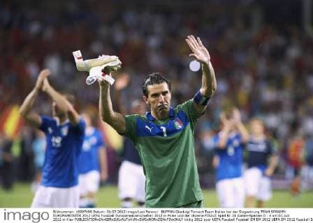 BUFFON Gianluigi Torwart Team Italien bei der Siegeehrung TEAM SPANIEN EUROPAMEISTER 2012 UEFA Fussball Europameisterschaften 2012 in Polen und der Ukraine FINALE Spiel Nr.31 Italien-Spanien 0 : 4 am 01.Juli 2012 in Kiev 
