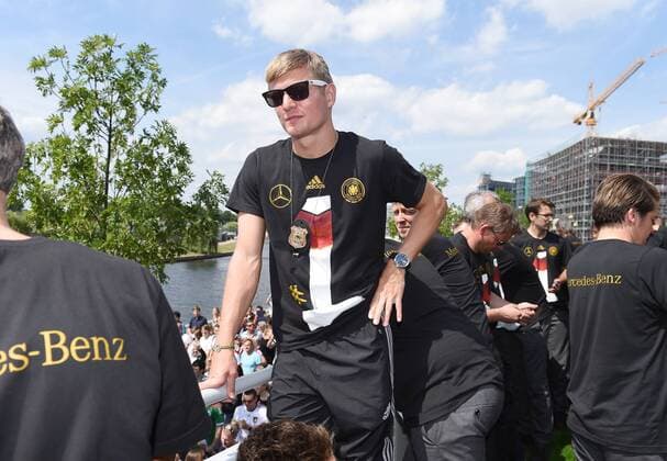 Toni KROOS (Deutschland) auf dem Truck, Empfang WM-Party Fahrt auf einem LKW Truck zur Feier der deutschen Fussball Nationalmannschaft auf die Fanmeile am Brandenburger Tor in Berlin- FIFA - Fussball Weltmeisterschaft 2014, Fanmeile Berlin, Deutschland, 15.07.2014- WC party of the german national team men- FIFA- Soccer World Cup 2014