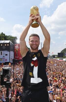Shkodran MUSTAFI (Deutschland) mit WM-Pokal. Empfang WM-Party Fahrt auf einem LKW Truck zur Feier der deutschen Fussball Nationalmannschaft auf die Fanmeile am Brandenburger Tor in Berlin- FIFA - Fussball Weltmeisterschaft 2014, Fanmeile Berlin, Deutschland, 15.07.2014- WC party of the german national team men- FIFA- Soccer World Cup 2014