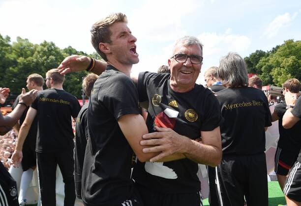Thomas MÜLLER (Deutschland) feiert mit Dr. Josef Schmitt (DFB- Mannschaftsarzt). Empfang WM-Party Fahrt auf einem LKW Truck zur Feier der deutschen Fussball Nationalmannschaft auf die Fanmeile am Brandenburger Tor in Berlin- FIFA - Fussball Weltmeisterschaft 2014, Fanmeile Berlin, Deutschland, 15.07.2014- WC party of the german national team men- FIFA- Soccer World Cup 2014