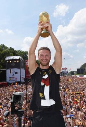 Shkodran MUSTAFI (Deutschland) mit WM-Pokal. Empfang WM-Party Fahrt auf einem LKW Truck zur Feier der deutschen Fussball Nationalmannschaft auf die Fanmeile am Brandenburger Tor in Berlin- FIFA - Fussball Weltmeisterschaft 2014, Fanmeile Berlin, Deutschland, 15.07.2014- WC party of the german national team men- FIFA- Soccer World Cup 2014