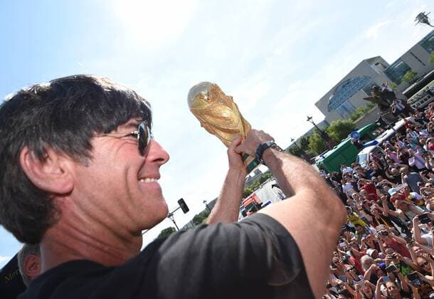 Auf dem Truck: Bundestrainer Trainer Joachim Jogi LÖW (Deutschland) zeigt den Fans den WM-Pokal. Empfang WM-Party Fahrt auf einem LKW Truck zur Feier der deutschen Fussball Nationalmannschaft auf die Fanmeile am Brandenburger Tor in Berlin- FIFA - Fussball Weltmeisterschaft 2014, Fanmeile Berlin, Deutschland, 15.07.2014- WC party of the german national team men- FIFA- Soccer World Cup 2014