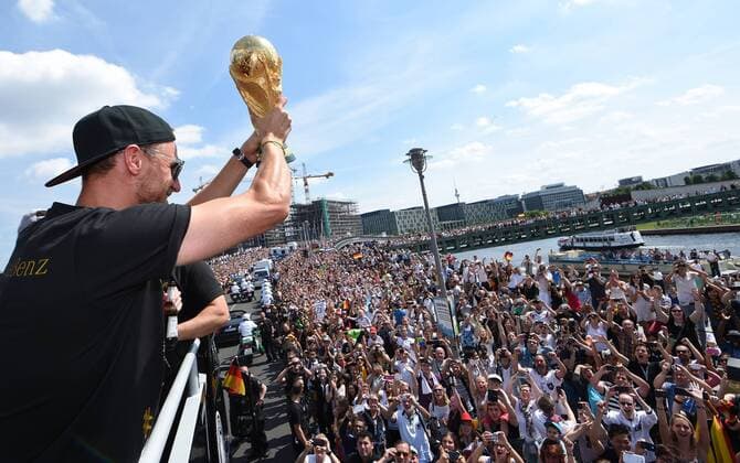 Benedikt HÖWEDES (DFB Deutschland) mit Pokal zu den Fans. Empfang WM-Party Fahrt auf einem LKW Truck zur Feier der deutschen Fussball Nationalmannschaft auf die Fanmeile am Brandenburger Tor in Berlin- FIFA - Fussball Weltmeisterschaft 2014, Fanmeile Berlin, Deutschland, 15.07.2014- WC party of the german national team men- FIFA- Soccer World Cup 2014