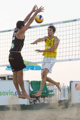 16.07.2014, Den Haag, Beach Stadion Scheveningen FIVB Transavia Grand Slam, Main Draw Hauptfeld Block Jonathan Erdmann (1 GER) - Angriff Lars Flüggen ( 2 GER)