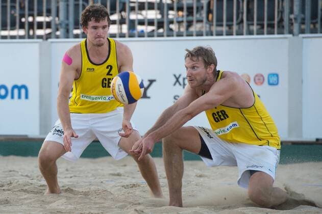 16.07.2014, Den Haag, Beach Stadion Scheveningen FIVB Transavia Grand Slam, Main Draw Hauptfeld Lars Flüggen ( 2 GER), Annahme Sebastian Dollinger ( 1 GER)