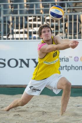 16.07.2014, Den Haag, Beach Stadion Scheveningen FIVB Transavia Grand Slam, Main Draw Hauptfeld Annahme Lars Flüggen ( 2 GER)