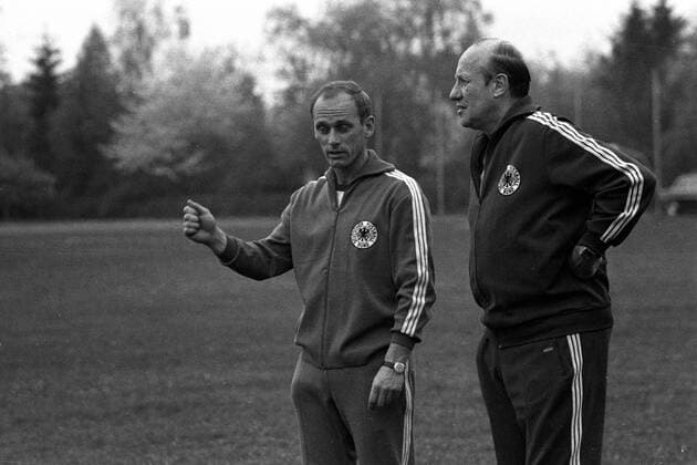 Training der deutschen Nationalmannschaft in der Sportschule Grünwald: Bundestrainer Helmut Schön (re.) und Co-Trainer Udo Lattek
