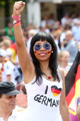 Berlin-Mitte: Fanfest auf der Straße des 17. Juni vor dem Brandenburger Tor anlässlich der FIFA Fußball WM 2014 in Brasilien. - Empfang der Weltmeister