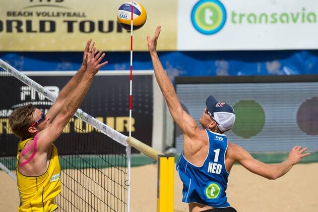 17.07.2014, Den Haag, Beach Stadion Scheveningen FIVB Transavia Grand Slam, Main Draw Hauptfeld Block Sebastian Dollinger ( 1 GER) - Angriff Alexander Brouwer (NED)