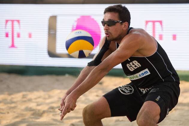 17.07.2014, Den Haag, Beach Stadion Scheveningen FIVB Transavia Grand Slam, Main Draw Hauptfeld Annahme Jonathan Erdmann (1 GER)