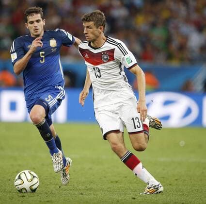 MUELLER Thomas Team Deutschland mit GAGO Fernando FIFA Fussball Weltmeisterschaften 2014 Finale Spiel Deutschland gegen Argentinien am 13.Juli 2014 in Rio de Janeiro 