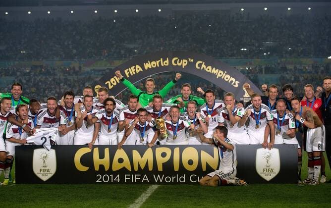 FUSSBALL WM 2014 FINALE Deutschland - Argentinien 13.07.2014 DEUTSCHLAND FEIERT DEN WM TITEL 2014, Teambild: Lukas Podolski, Torwart Roman Weidenfeller, Mario GÖTZE, Jerome Boateng, Shkodran Mustafi, Mats Hummels, Toni Kroos, Kevin Grosskreutz, Per Mertesacker, Sami Khedira, Miroslav Klose, Philipp Lahm, Torwart Manuel Neuer, Erik Durm, Bastian Schweinsteiger, Torwart Ron-Robert Zieler, Andre Schürrle, Julian Draxler, Thomas Mueller, Matthias Ginter, Christoph Kramer, Co Trainer Hansi Flick, Benedikt Höwedes, Bundestrainer Joachim LÖW, Mesut ÖZIL, Torwarttrainer Andreas Köpke und Teammanager Oliver Bierhoff (v.li.)