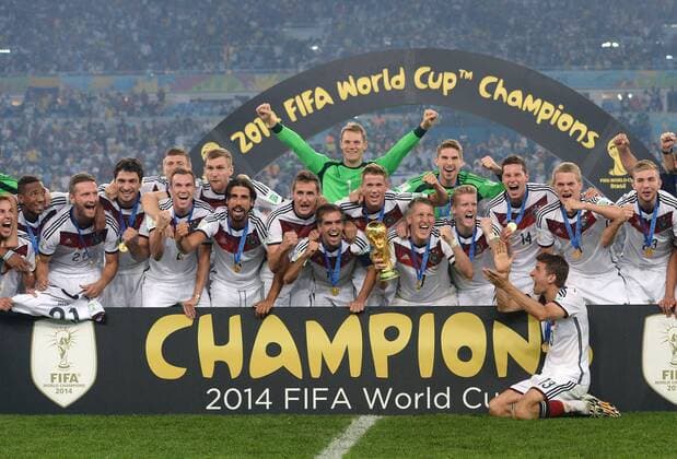 FUSSBALL WM 2014 FINALE Deutschland - Argentinien 13.07.2014 DEUTSCHLAND FEIERT DEN WM TITEL 2014: Mario GÖTZE, Jerome Boateng, Shkodran Mustafi, Mats Hummels, Toni Kroos, Kevin Grosskreutz, Per Mertesacker, Sami Khedira, Miroslav Klose, Philipp Lahm, Torwart Manuel Neuer, Erik Durm, Bastian Schweinsteiger, Torwart Ron-Robert Zieler, Andre Schürrle, Julian Draxler, Thomas Mueller, Matthias Ginter und Christoph Kramer (vorn v.li.)