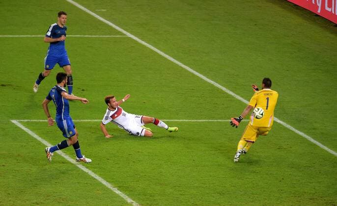 GÖTZE Mario Team Deutschland schiesst das 1 : 0 für Deutschland rechts Torwart ROMERO Sergio FIFA Fussball Weltmeisterschaften 2014 Finale Spiel Deutschland gegen Argentinien am 13.Juli 2014 in Rio de Janeiro 