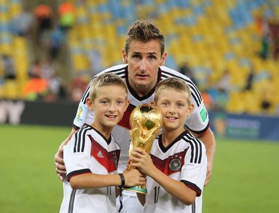 Rio de Janeiro, FIFA, Fussball Männer, Fussball Weltmeisterschaften 2014, FIFA world cup 2014 ,Final, Finale, Deutschland vs Argentinien , Germany vs Argentina 13.07.2014, Estadio Maracana, Rio de Janeiro,Miroslav Klose, Deutschland mit seinen Zwillingssöhnen Noah und Luan,