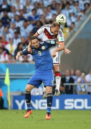 Rio de Janeiro, FIFA, Fussball Männer, Fussball Weltmeisterschaften 2014, FIFA world cup 2014 ,Final, Finale, Deutschland vs Argentinien , Germany vs Argentina 13.07.2014, Estadio Maracana, Rio de Janeiro, Gonzalo Higuain, Argentinien Benedikt Höwedes, Deutschland,