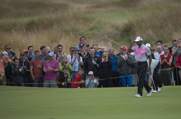 19.07.2014. Hoylake, England. The Open Golf Championship, Round 3. Tiger WOODS USA acknowledges the crowd from the green after his putt drops xStephenxBartholomewx  ActionPlus5924