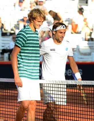 L-R, Alexander Zverev (GER) gratuliert David Ferrer (ESP) nach dem Spiel am Netz. Bet-At-Home Open 2014, Hamburg, Germany