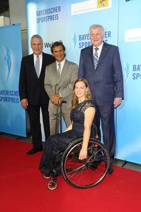 Joachim Herrmann, Alessandro Zanardi, Horst Seehofer und Anna Schaffelhuber Bayerische Sportpreis 2014 Ehrung, Auszeichnung. Preis BMW-Welt München 19. Juli 2014