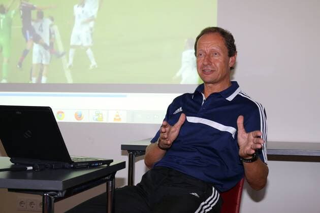 Trainingslager der Bundesliga-Schiedsrichter in Grassau am Chiemsee; Analyse von Video-Szenen der WM mit Hellmut Krug (Mitglied der Schiedsrichter-Kommission Elite)