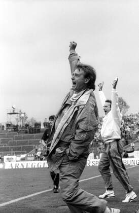Relegationsspiel Stuttgarter Kickers - FC St. Pauli in Gelsenkirchen: Trainer Rainer Zobel (Stuttgart) jubelt