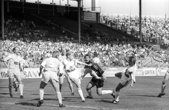 VfB Stuttgart - VfL Bochum, v.li.: Frank Benatelli, xx, Rob Reekers (alle Bochum), Matthias Sammer (Stuttgart), Torwart Ralf Zumdick (Bochum), Fritz Walter (Stuttgart) mit dem Treffer zum 2:0