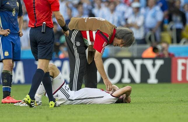 Christoph KRAMER (GER), liegt verletzt am Boden, wird von Dr. Hans-Wilhelm MUELLER-WOHLFAHRT, Müller-Wohlfahrt, behandelt, Deutschland (GER) - Argentinien (ARG) 1:0 nach Verlängerung, Finale, Spiel 64, am 13.07.2014 in Rio de Janeiro; Deutschland ist Weltmeister Fussball Weltmeisterschaft 2014 in Brasilien vom 12.06. - 13.07.2014.