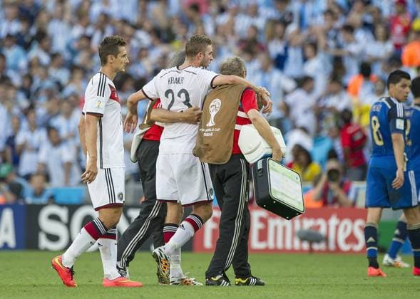 Christoph KRAMER (GER), wird verletzt vom Platz geführt, links Miroslav KLOSE (GER), Deutschland (GER) - Argentinien (ARG) 1:0 nach Verlängerung, Finale, Spiel 64, am 13.07.2014 in Rio de Janeiro; Deutschland ist Weltmeister Fussball Weltmeisterschaft 2014 in Brasilien vom 12.06. - 13.07.2014.