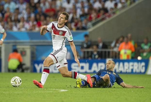 Miroslav KLOSE (GER), wird von Javier MASCHERANO (ARG) gefoult, Foulspiel, Aktion, Deutschland (GER) - Argentinien (ARG) 1:0 nach Verlängerung, Finale, Spiel 64, am 13.07.2014 in Rio de Janeiro; Deutschland ist Weltmeister Fussball Weltmeisterschaft 2014 in Brasilien vom 12.06. - 13.07.2014.