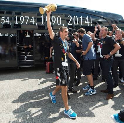 LAHM Philipp Kapitaen Team Deutschland mit dem WM Pokal Empfang WM-Party Feier der deutschen Fussball Nationalmannschaft auf die Fanmeile am Brandenburger Tor in Berlin- Fanmeile in Berlin Deutschland am 15. Juli 2014 