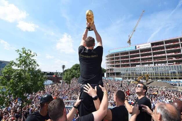 NEUER Manuel Torwart Team Deutschlans mit dem WM Pokal Empfang WM-Party Feier der deutschen Fussball Nationalmannschaft auf die Fanmeile am Brandenburger Tor in Berlin- Fanmeile in Berlin Deutschland am 15. Juli 2014 