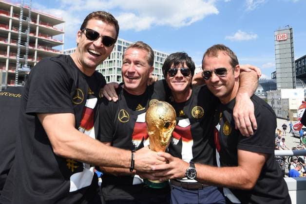 Oliver BIERHOFF Manager Nationalmannschaft , Torwarttrainer Andreas KOEPKE Bundestrainer Joachim Jogi LOEW und Co-Trainer Hansi FLICK mit dem WM Pokal Empfang WM-Party Feier der deutschen Fussball Nationalmannschaft auf die Fanmeile am Brandenburger Tor in Berlin- Fanmeile in Berlin Deutschland am 15. Juli 2014 