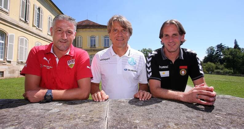 Stuttgart-Hohenheim Fußball Die Drittligatrainer beim Schloss Hohenheim, v.l. v.l. Jürgen Kramny (Trainer VfB Stuttgart II),Horst Steffen (Trainer Stuttgarter Kickers), Rüdiger Rehm (Trainer Sonnenhof Großaspach)